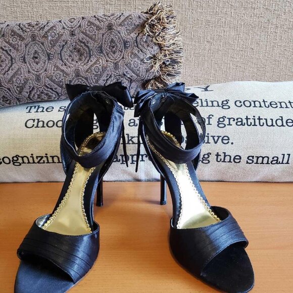 B2 SATIN HEELS WITH BOWS SIZE 9 - Picture 4 of 5